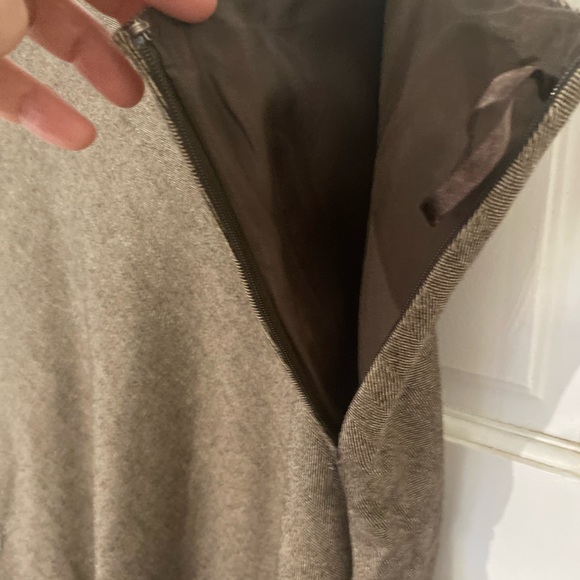 Banana Republic Wool/Rayon Skirt. A-line cut..
Size 16. Brown. - Picture 8 of 9